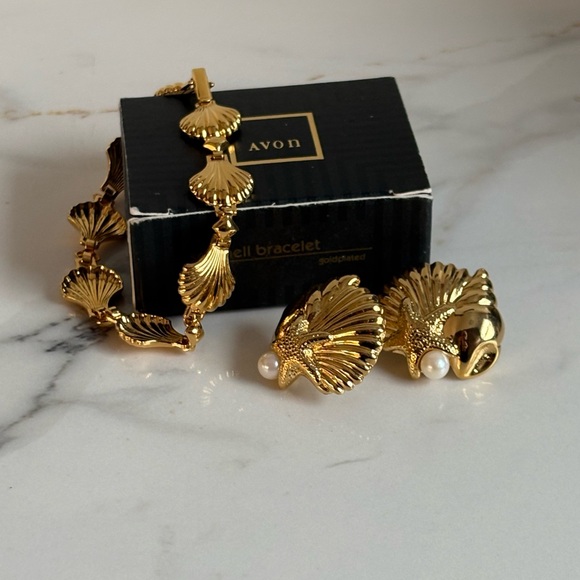 Vintage Avon Seashell Bracelet & Clip Earrings Set Gold Pearl Accent NIB 351 - Picture 3 of 16